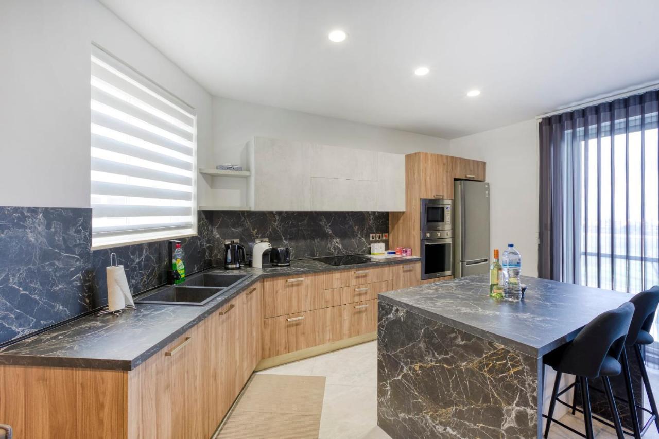 Stunning Apartment With Pool-Hosted By Sweetstay 沙拉 外观 照片
