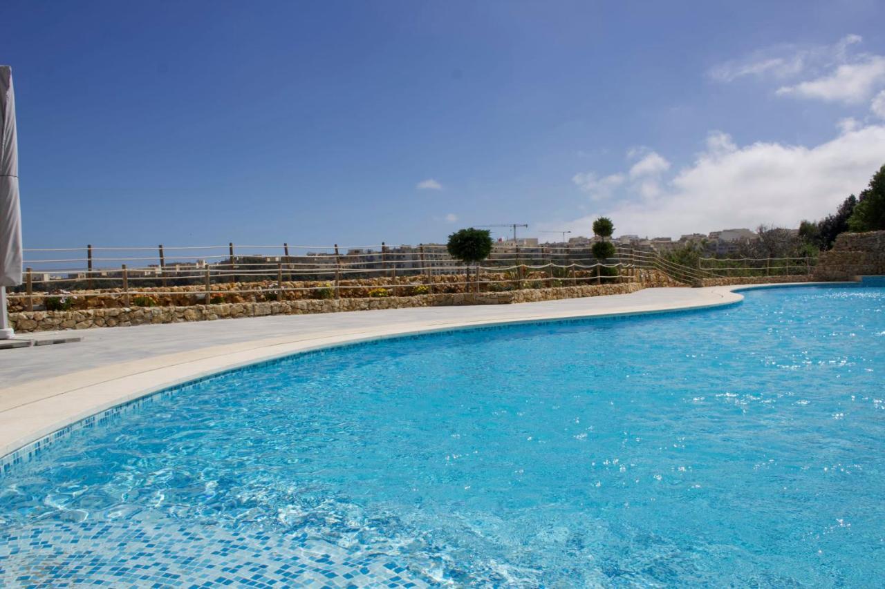 Stunning Apartment With Pool-Hosted By Sweetstay 沙拉 外观 照片